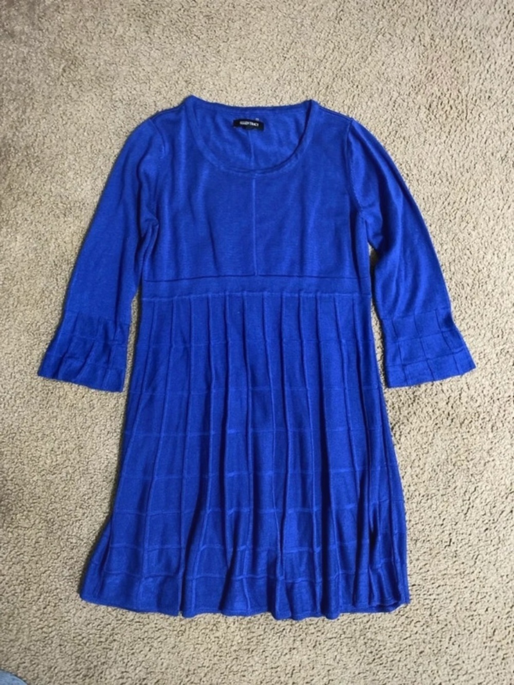 Ellen Tracy Scoop Neckline 3/4 Bell Sleeve With Pleated Skirt Design Dress